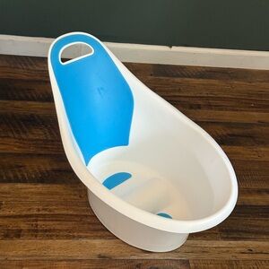 Infant Bath Tub in Blue and White